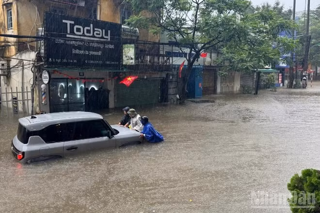 Nhiều tuyến phố ở Hà Nội ngập sâu. (Ảnh: THÀNH ĐẠT)