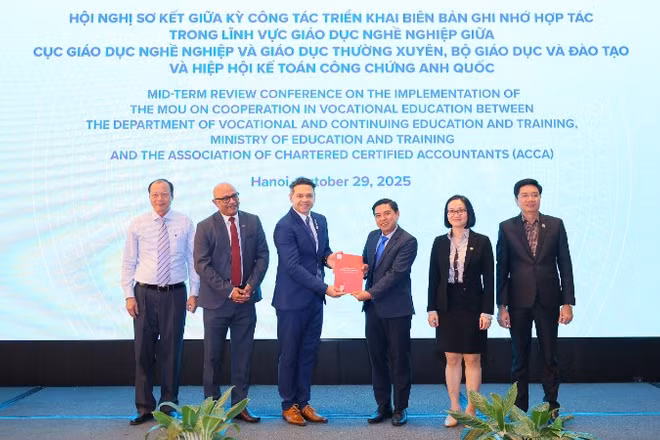 Đại diện ACCA chuyển giao bản dịch tiếng Việt chương trình Kế toán nền tảng (FIA) cho đại diện Cục Giáo dục nghề nghiệp và Giáo dục thường xuyên.