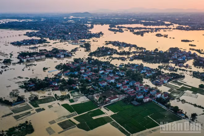 Toàn cảnh xã Hoàng Vân (Bắc Ninh) chìm trong biển nước.
