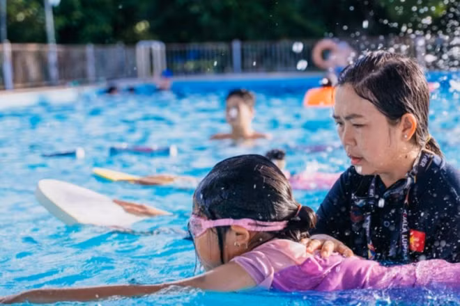 Dạy bơi cho trẻ em ở vùng sông nước miền tây. (Ảnh minh họa: LAN ANH) 