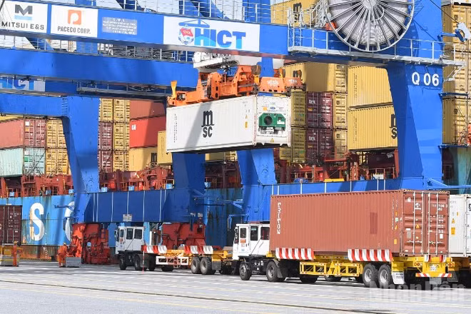 Tổng kim ngạch xuất, nhập khẩu hàng hóa 10 tháng đầu năm 2025 đạt 762,44 tỷ USD, tăng 17,4% so cùng kỳ. (Ảnh: THÀNH ĐẠT)