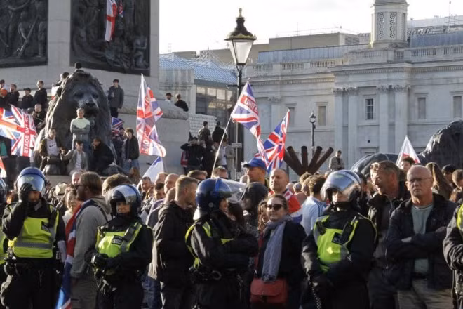 Cảnh sát kiểm soát khu vực chung quanh đám đông biểu tình tại London, Anh, ngày 13/9/2025. (Ảnh: Xinhua)