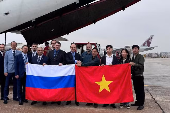 Đại sứ Liên bang Nga tại Việt Nam Gennady Bezdetko trao số hàng viện trợ cho đại diện Cục Quản lý đê điều và Phòng, chống thiên tai. (Ảnh: Đại sứ quán Liên bang Nga tại Việt Nam)