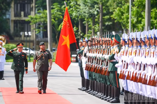 Đại tướng Nguyễn Tân Cương chủ trì lễ đón chính thức Tư lệnh Quân đội Hoàng gia Brunei Dato Paduka Seri Haji Muhammad Haszaimi Bin Bol Hassan. (Ảnh: THẾ ĐẠI)