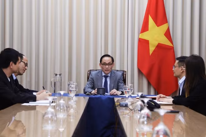 Quyền Bộ trưởng Ngoại giao Lê Hoài Trung điện đàm với Bộ trưởng Ngoại giao Anh Yvette Cooper. (Ảnh: Báo Thế giới và Việt Nam)