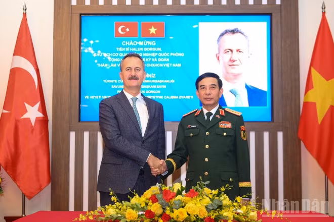 Bộ trưởng Quốc phòng, Đại tướng Phan Văn Giang đón Chủ tịch Cơ quan Công nghiệp quốc phòng Thổ Nhĩ Kỳ Haluk Gorgun thăm, làm việc tại Việt Nam. (Ảnh: THẾ ĐẠI)