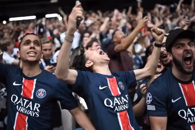 Cổ động viên PSG ăn mừng chiến thắng của đội nhà trong trận chung kết Champions League. (Ảnh: HUMANITÉ)