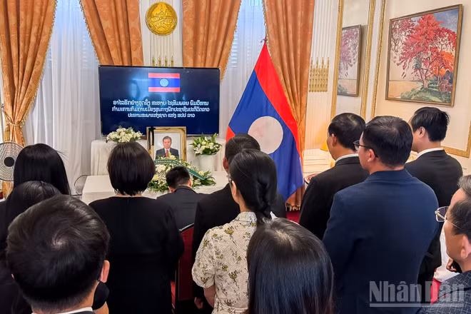 Đại biện lâm thời Đại sứ quán Việt Nam tại Pháp Phạm Quang Anh dẫn đầu đoàn Đại sứ quán và các Cơ quan đại diện Việt Nam tại Pháp đến viếng đồng chí Saysomphone Phomvihane. (Ảnh: TRUNG HƯNG)