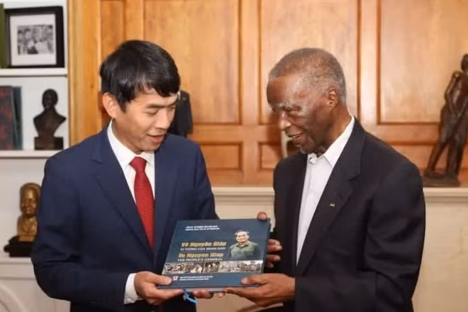 Đại sứ Hoàng Sỹ Cường trao tận tay cựu Tổng thống Nam Phi Thabo Mbeki cuốn sách “Võ Nguyên Giáp - vị tướng của nhân dân” song ngữ Việt-Anh, do con trai Đại tướng, ông Võ Hồng Nam, đề tặng. (Ảnh: TTXVN)