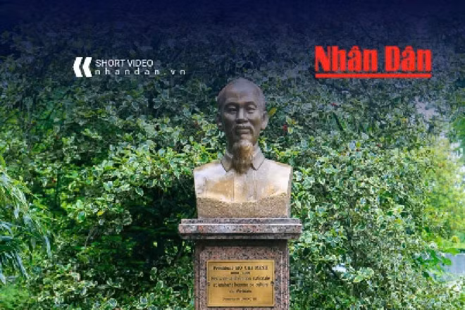 [Video] Dâng hoa kỷ niệm 136 năm Ngày sinh Chủ tịch Hồ Chí Minh tại Pháp