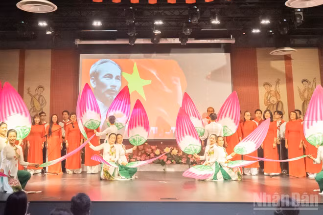 Chương trình nghệ thuật tôn vinh Chủ tịch Hồ Chí Minh tổ chức trong khuôn khổ chuỗi hoạt động tại Paris, Pháp.