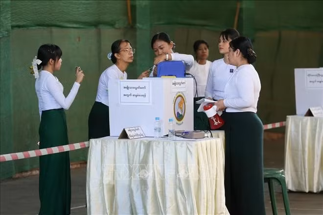 Nhân viên của Ủy ban bầu cử chuẩn bị phiếu bầu tại Yangon, Myanmar ngày 25/1/2026. (Ảnh: THX/TTXVN)