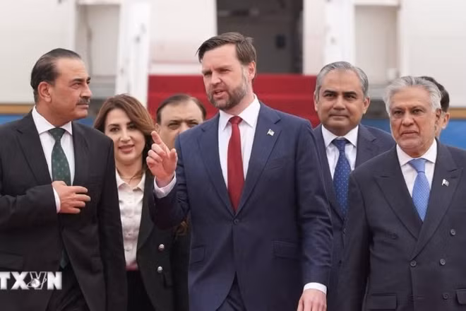 Phó Tổng thống JD Vance (giữa, phía trước) dẫn đầu phái đoàn Mỹ tới Pakistan để tham gia cuộc đàm phán với phía Iran, ngày 11/4/2026. (Ảnh: THX/TTXVN)