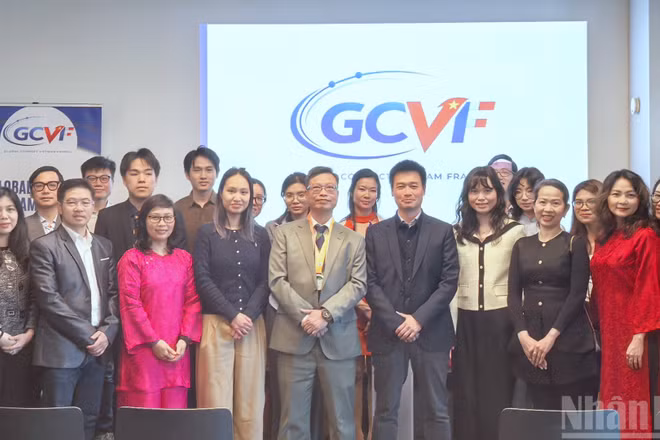 Đại sứ Việt Nam tại Pháp Trịnh Đức Hải cùng các đại biểu tại lễ ra mắt Hiệp hội Kết nối toàn cầu Việt Nam-Pháp. (Ảnh: KHẢI HOÀN)