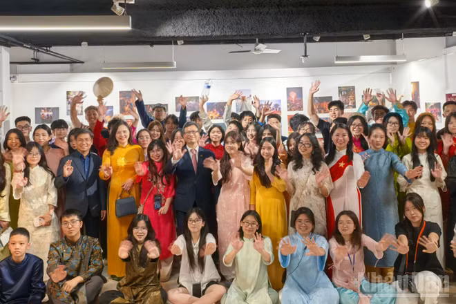 "Lễ hội "Xin chào Việt Nam - Bonjour Vietnam", một sáng kiến văn hóa của cộng đồng người Việt tại Pháp, đã cho thấy sức sống mạnh mẽ của văn hóa Việt Nam cũng như sự gắn bó sâu sắc của cộng đồng người Việt với quê hương, đất nước.