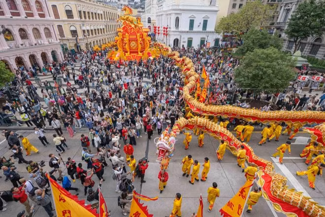 Biểu diễn múa rồng thu hút đông đảo người dân và du khách trên đường phố Ma Cao, Trung Quốc trong ngày đầu năm mới.