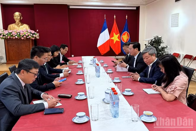 Phó Trưởng Ban Chính sách, chiến lược Trung ương Nguyễn Đức Trung và đoàn công tác thăm, làm việc với Đại sứ quán Việt Nam tại Cộng hòa Pháp. (Ảnh: KHẢI HOÀN)