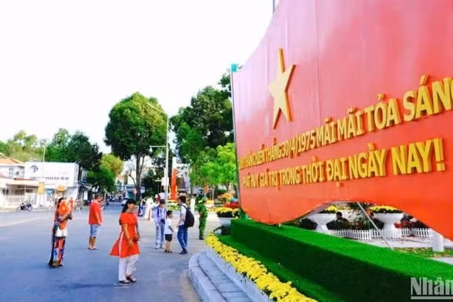 Du khách tham quan tại Cần Thơ dịp nghỉ lễ 30/4 và 1/5/2025. (Ảnh: HOÀNG PHAN)