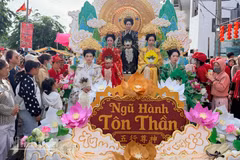 Lễ hội Trung Nguyên Kiến Tiêu Nghinh Ông Quan Thánh Đế Quân xuất du qua các đường phố. (ẢNH: THANH HẢI)