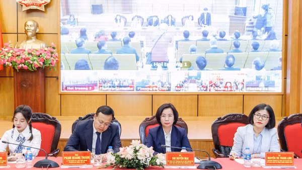 Các ứng viên báo cáo chương trình hành động và vận động bầu cử tại đơn vị bầu cử số 2.