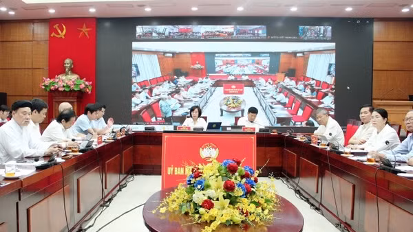 Hội nghị lấy ý kiến góp ý về quy hoạch phân khu đô thị sông Hồng có sự tham gia của 1.336 đại biểu với hai hình thức, trực tiếp và trực tuyến. 
