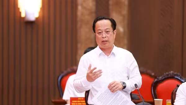 Đồng chí Trần Thế Cương, Phó Chủ tịch Thường trực Hội đồng nhân dân thành phố Hà Nội báo cáo tại buổi làm việc với Đoàn khảo sát số 2
