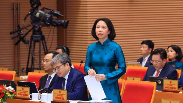 Phó Chủ tịch Ủy ban nhân dân thành phố Vũ Thu Hà trả lời chất vấn của Hội đồng nhân dân thành phố tại nghị trường về an toàn thực phẩm.