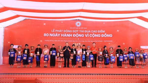 Lễ phát động đợt thi đua cao điểm “80 ngày hành động vì cộng đồng”. (Ảnh: CTĐ)