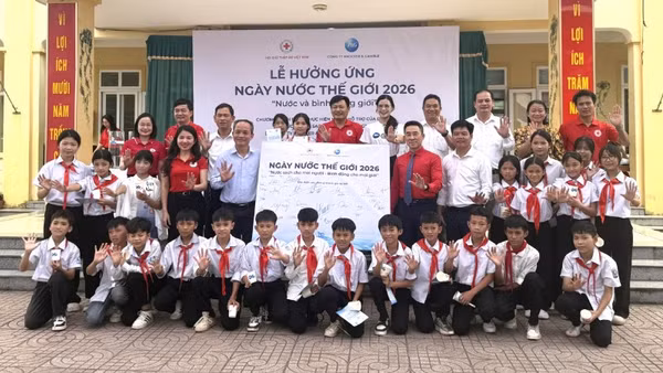 Các đại biểu cùng học sinh hưởng ứng Ngày nước thế giới năm 2026.
