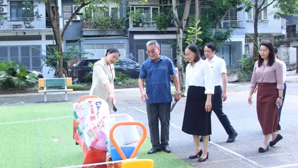 Đoàn giám sát của Hội đồng nhân dân thành phố khảo sát khu vực thiết bị tập ngoài trời tại Nhà văn hóa tổ dân phố Phú La 2, phường Kiến Hưng. (Ảnh: MAI HỮU)