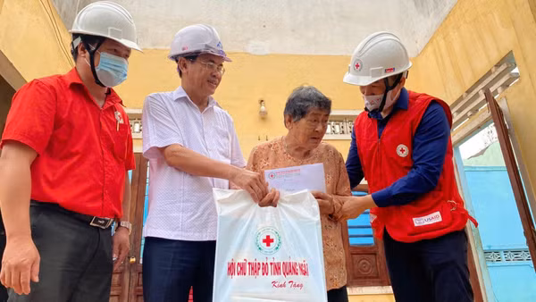 Hoạt động chăm lo, hỗ trợ người có hoàn cảnh khó khăn - một trong những lĩnh vực trọng tâm của Hội Chữ thập đỏ Việt Nam. (Ảnh: CTV)