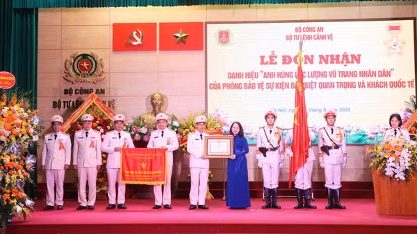 Phó Chủ tịch nước Võ Thị Ánh Xuân trao tặng danh hiệu “Anh hùng Lực lượng vũ trang nhân dân” cho Phòng Bảo vệ sự kiện đặc biệt quan trọng và khách quốc tế. (Ảnh: PHẠM KIÊN)