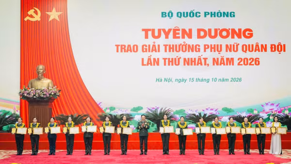 Vinh danh các tập thể nhận Giải thưởng Phụ nữ Quân đội lần thứ nhất. (Ảnh: Cộng tác viên)