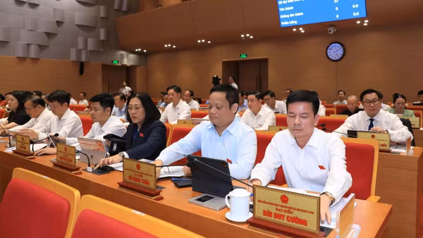 Đại biểu Hội đồng nhân dân thành phố Hà Nội bấm nút biểu quyết tại nghị trường. (Ảnh: QUANG THÁI-LÊ HẢI)