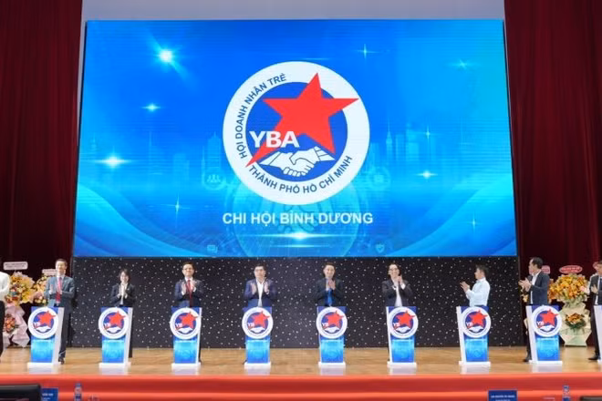 Các đại biểu thực hiện nghi thức ra mắt Chi hội Bình Dương.