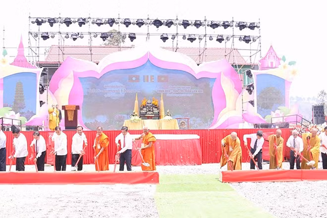 Các đại biểu thực hiện nghi thức Lễ khởi công xây dựng Chính điện chùa Hữu Nghị-Khu điện thờ các Anh hùng liệt sĩ Lào-Việt Nam. (Ảnh: DUY TOÀN)