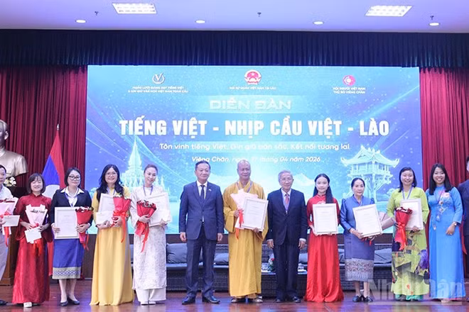 Đại sứ Nguyễn Minh Tâm tôn vinh, tri ân các cá nhân, tập thể tiêu biểu có đóng góp tích cực trong việc giảng dạy và lan tỏa tiếng Việt tại Lào. (Ảnh: DUY TOÀN)