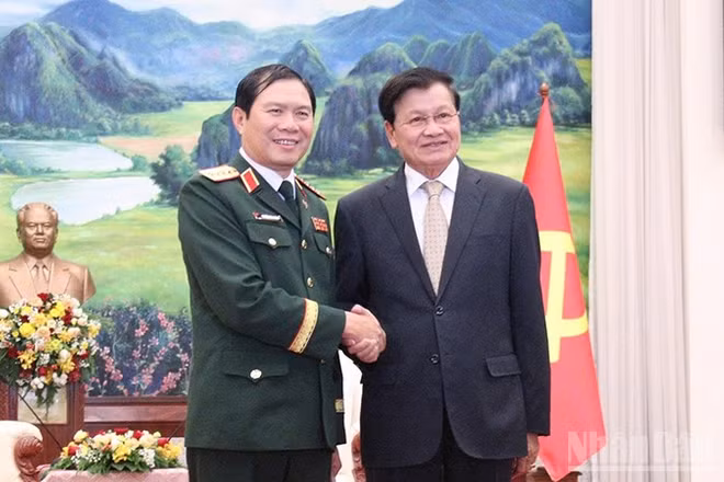 Đại tướng Nguyễn Tân Cương chào xã giao Tổng Bí thư, Chủ tịch nước Lào Thongloun Sisoulith. (Ảnh: DUY TOÀN)