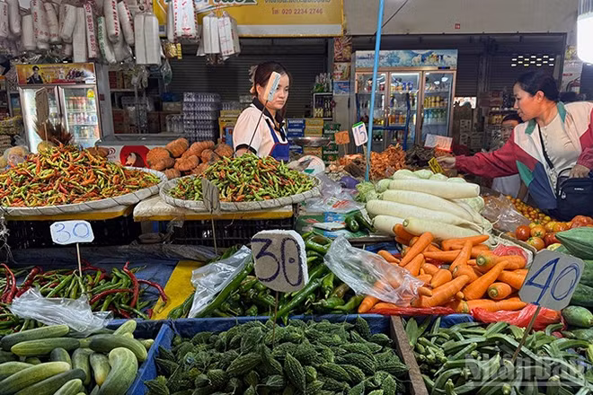 Các mặt hàng nông sản tại chợ đầu mối ở thủ đô Vientiane, Lào. (Ảnh: TRỊNH DŨNG)