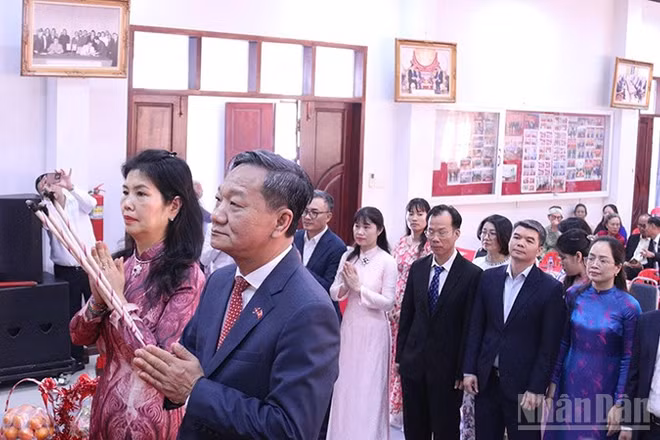 Đại sứ Nguyễn Minh Tâm và các đại biểu kính cẩn dâng những nén hương thơm tưởng nhớ các Vua Hùng. (Ảnh: DUY TOÀN)