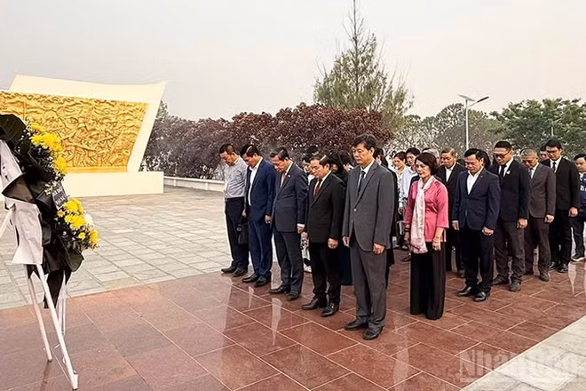 Các đại biểu dâng hoa lên các Anh hùng liệt sĩ Việt Nam và Lào. (Ảnh: DUY TOÀN)
