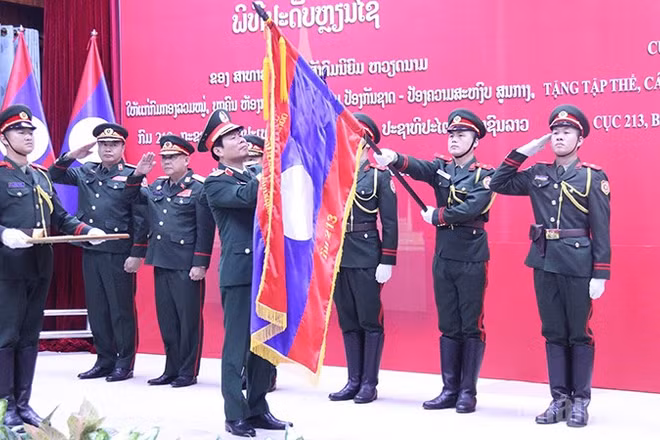 Đại tướng Nguyễn Tân Cương thay mặt lãnh đạo Đảng, Nhà nước Việt Nam trao tặng Huân chương của Nhà nước Việt Nam cho các tập thể, cá nhân thuộc Bộ Quốc phòng Lào. (Ảnh: DUY TOÀN)