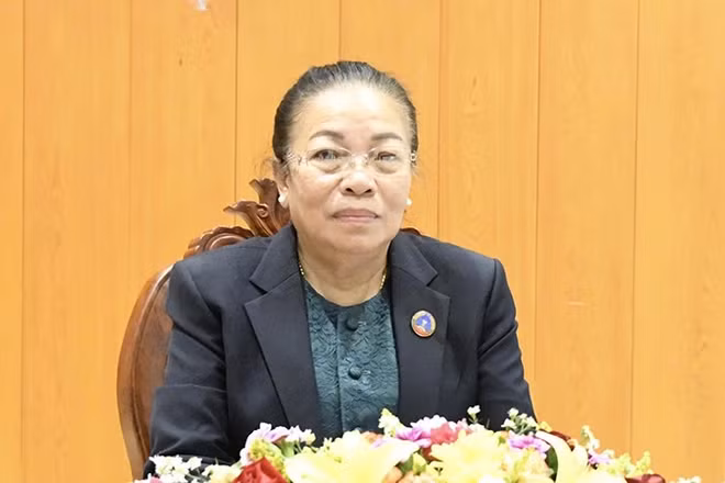 Bà Sounthon Xayachak, Bí thư Trung ương Đảng Nhân dân Cách mạng Lào, Phó Chủ tịch Quốc hội Lào. (Ảnh: Báo Pasaxon)