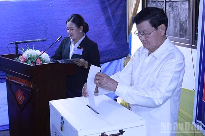 Tổng Bí thư, Chủ tịch nước Lào Thongloun Sisoulith bỏ phiếu bầu tại điểm bỏ phiếu phường Thaphalanxay, quận Sisattanac, Thủ đô Vientiane. (Ảnh: Duy Toàn)