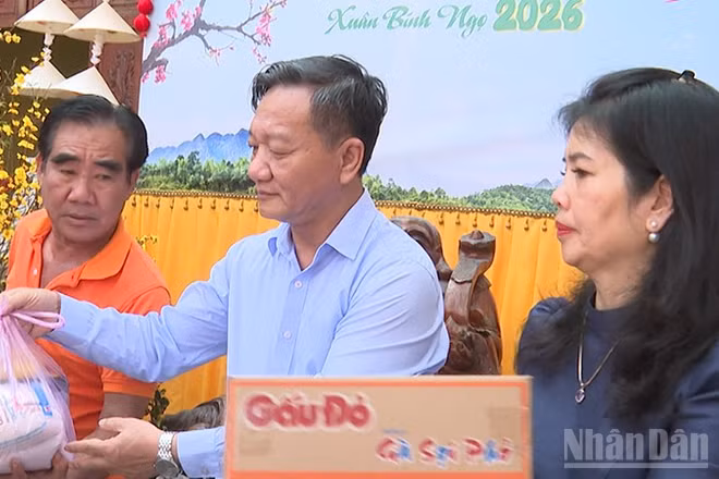 Đại sứ Nguyễn Minh Tâm cùng Phu nhân trao quà tại sự kiện. (Ảnh: DUY TOÀN)