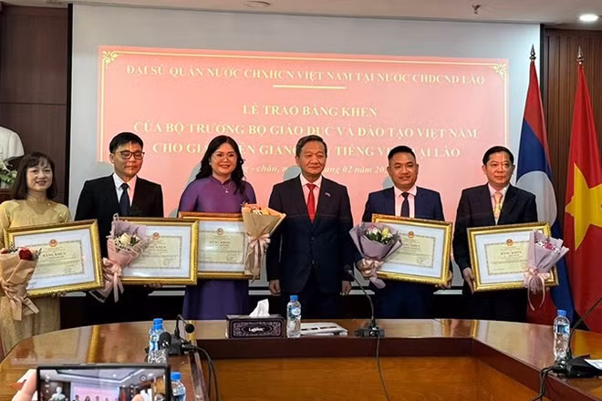 Đại sứ Nguyễn Minh Tâm trao Bằng khen tặng 5 giáo viên dạy tiếng Việt tại Lào. (Ảnh: DUY TOÀN)