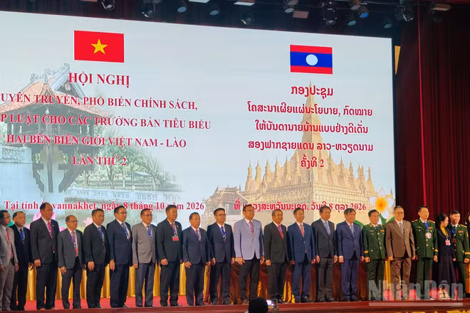 Các đại biểu chụp ảnh lưu niệm tại Hội nghị. (Ảnh: DUY TOÀN)