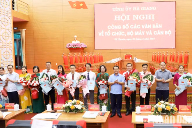 Lãnh đạo tỉnh Hà Giang trao quyết định phân công nhiệm vụ và chỉ định các đồng chí tham gia Ban Chấp hành, Ban Thường vụ Đảng bộ xã Vị Xuyên.