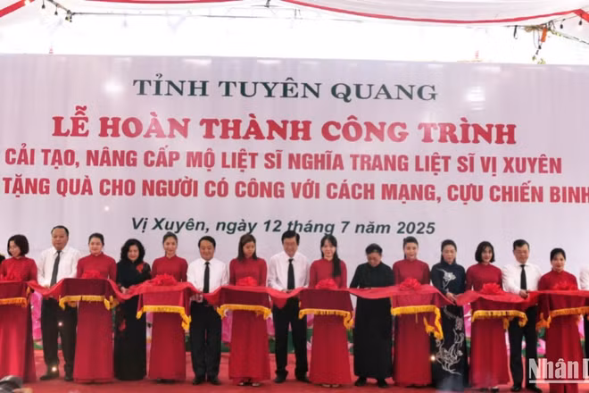 Nguyên Chủ tịch nước Trương Tấn Sang tham gia nghi thức cắt băng khánh thành dự án cải tạo, nâng cấp mộ liệt sĩ tại Nghĩa trang liệt sĩ Vị Xuyên.