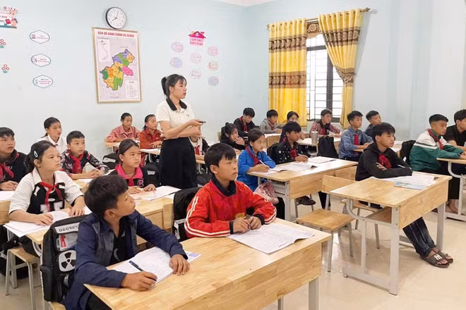 Hơn 300 học sinh ở xã Thàng Tín trở lại trường sau 2 ngày nghỉ do ảnh hưởng mưa lớn.